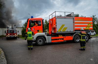 Schoenbronn: Landwirtschaftliche Firma in Vollbrand - Ueber 100 Einsatzkraefte im Einsatz